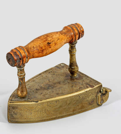 Bügeleisen mit Blumendekor - photo 1 Bügeleisen mit Blumendekor - photo 1