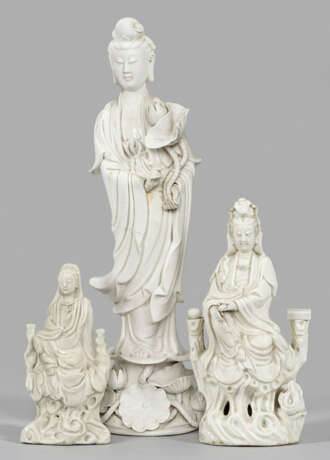 Drei Blanc de Chine-Figuren einer Guanyin - Foto 1