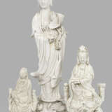Drei Blanc de Chine-Figuren einer Guanyin - Foto 1