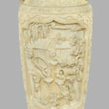 Prachtvolle Henkelvase mit figuralem Dekor - фото 1