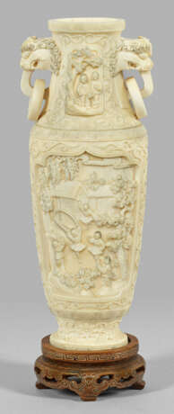 Prachtvolle Henkelvase mit figuralem Dekor - фото 1