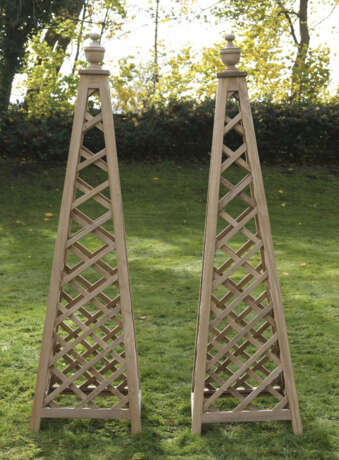 Paar große Obelisken als Rankgerüste - photo 1