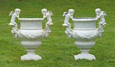 Paar große repräsentative Parkvasen