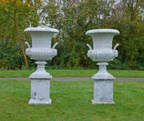 Paar monumentale Parkvasen auf Postamenten