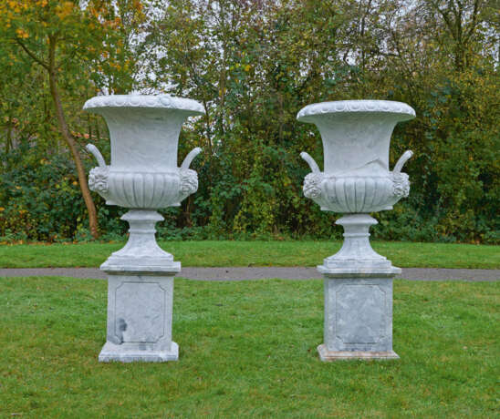 Paar monumentale Parkvasen auf Postamenten - photo 1