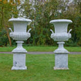 Paar monumentale Parkvasen auf Postamenten - photo 1