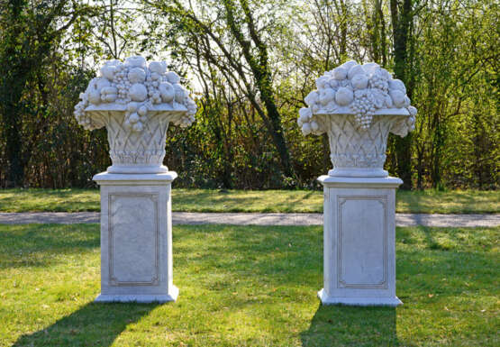 Paar große repräsentative Parkdekorationen im Louis XVI-Stil - фото 1