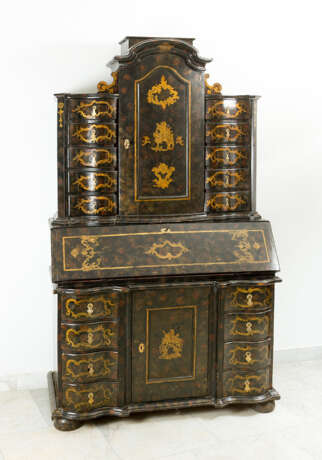 Lacca Povera secretaire, fall front, drawers, curved shape, original locks and gilded mounts, inside red , outside black with gilded painted and scratched ornaments, 3doors, secret chambers, stepped top, lacquered wood, Venetian 18. century - Foto 1