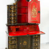 Lacca Povera secretaire, fall front, drawers, curved shape, original locks and gilded mounts, inside red , outside black with gilded painted and scratched ornaments, 3doors, secret chambers, stepped top, lacquered wood, Venetian 18. century - Foto 2