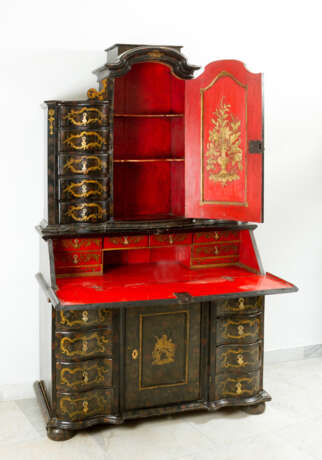 Lacca Povera secretaire, fall front, drawers, curved shape, original locks and gilded mounts, inside red , outside black with gilded painted and scratched ornaments, 3doors, secret chambers, stepped top, lacquered wood, Venetian 18. century - фото 2