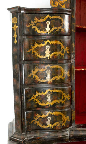 Lacca Povera secretaire, fall front, drawers, curved shape, original locks and gilded mounts, inside red , outside black with gilded painted and scratched ornaments, 3doors, secret chambers, stepped top, lacquered wood, Venetian 18. century - Foto 3
