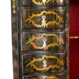 Lacca Povera secretaire, fall front, drawers, curved shape, original locks and gilded mounts, inside red , outside black with gilded painted and scratched ornaments, 3doors, secret chambers, stepped top, lacquered wood, Venetian 18. century - Foto 3