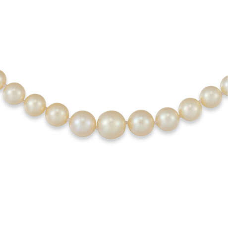 NATURAL PEARL, CULTURED PEARL, EMERALD AND DIAMOND NECKLACE - photo 2 NATURAL PEARL, CULTURED PEARL, EMERALD AND DIAMOND NECKLACE - photo 2