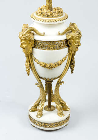 French Marble Vase with Louis XVI style bronze decorations, later lamp mount, 19. century - фото 3