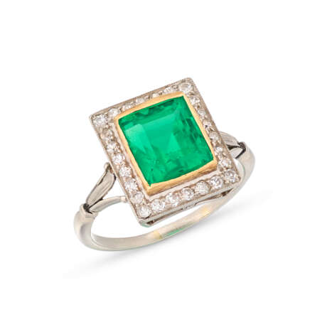 EMERALD AND DIAMOND RING - photo 1