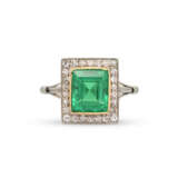 EMERALD AND DIAMOND RING - photo 2