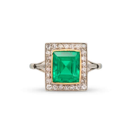 EMERALD AND DIAMOND RING - photo 2