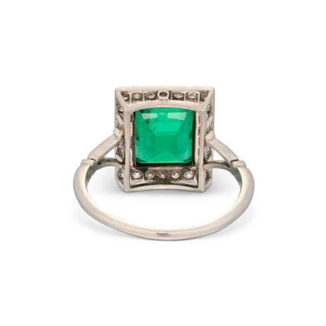 EMERALD AND DIAMOND RING - photo 3