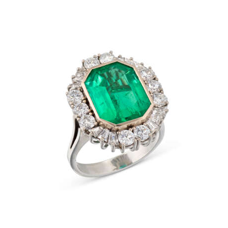 EMERALD AND DIAMOND RING - photo 1 EMERALD AND DIAMOND RING - photo 1