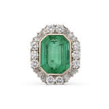 EMERALD AND DIAMOND RING - photo 2
