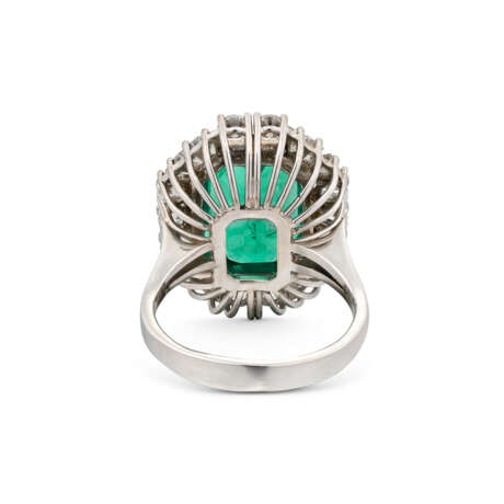 EMERALD AND DIAMOND RING - photo 3 EMERALD AND DIAMOND RING - photo 3