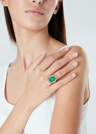 EMERALD AND DIAMOND RING - photo 4 EMERALD AND DIAMOND RING - photo 4