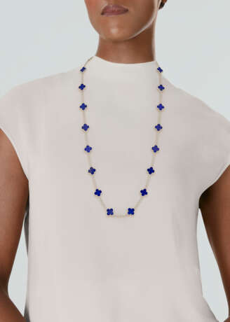 VAN CLEEF & ARPELS LAPIS LAZULI ‘ALHAMBRA’ LONGCHAIN NECKLACE - Foto 4 VAN CLEEF & ARPELS LAPIS LAZULI ‘ALHAMBRA’ LONGCHAIN NECKLACE - Foto 4
