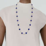 VAN CLEEF & ARPELS LAPIS LAZULI ‘ALHAMBRA’ LONGCHAIN NECKLACE - Foto 4