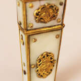 Necessaries box, mother of pearl gilded bronze, 18. century - Foto 2