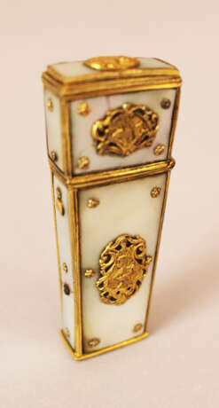 Necessaries box, mother of pearl gilded bronze, 18. century - фото 2