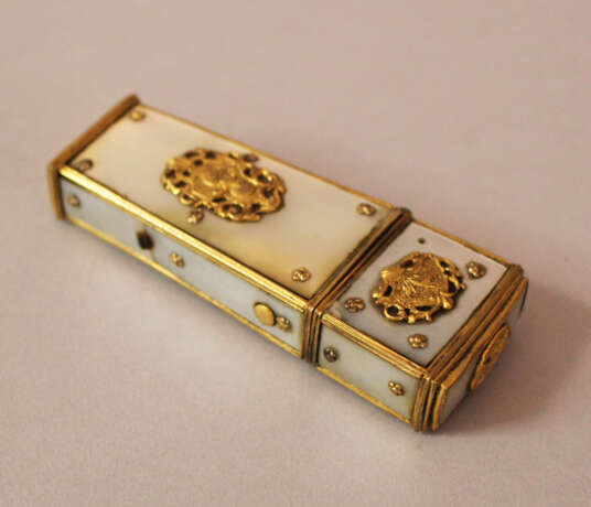 Necessaries box, mother of pearl gilded bronze, 18. century - Foto 3