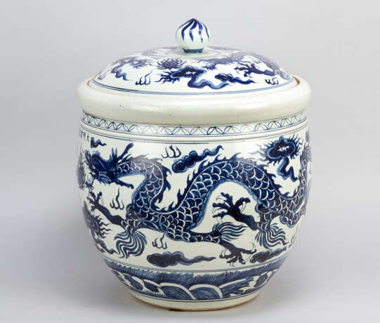 Large Chinese Porcelain pot with lid, painted, Qing Dynasty - photo 1