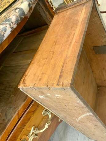 Curved Louis XV Sauteuse Commode in Floral Marquetry 18th Century Wood 18th century - photo 3 Curved Louis XV Sauteuse Commode in Floral Marquetry 18th Century Wood 18th century - photo 3