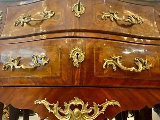 Curved Louis XV Sauteuse Commode in Floral Marquetry 18th Century Wood 18th century - photo 9 Curved Louis XV Sauteuse Commode in Floral Marquetry 18th Century Wood 18th century - photo 9