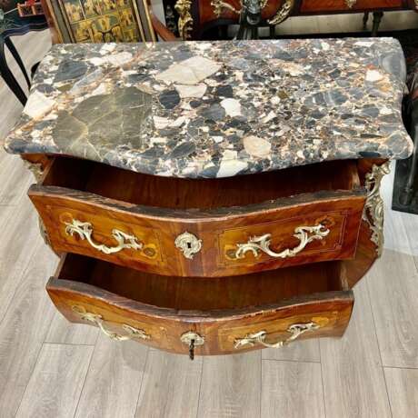 Curved Louis XV Sauteuse Commode in Floral Marquetry 18th Century Wood 18th century - photo 10 Curved Louis XV Sauteuse Commode in Floral Marquetry 18th Century Wood 18th century - photo 10