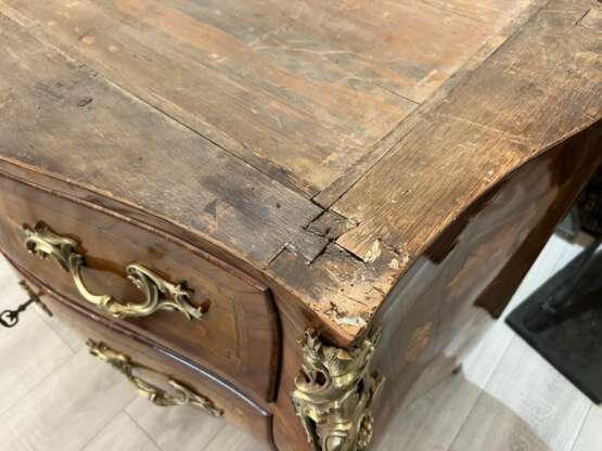Curved Louis XV Sauteuse Commode in Floral Marquetry 18th Century Wood 18th century - photo 11 Curved Louis XV Sauteuse Commode in Floral Marquetry 18th Century Wood 18th century - photo 11