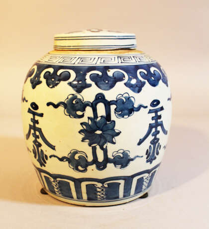 Chinese Porcelain vase with lid, painted, Qing Dynasty - photo 1