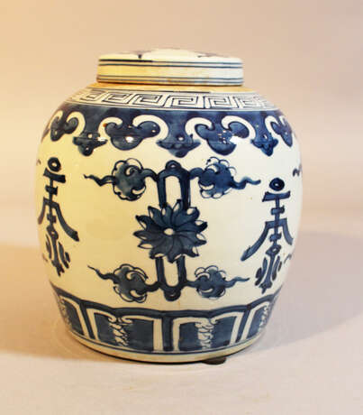 Chinese Porcelain vase with lid, painted, Qing Dynasty - photo 3