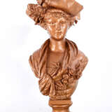 Belle Epoch Terracotta bust of Lady on spelter column painted, 19. century - фото 2