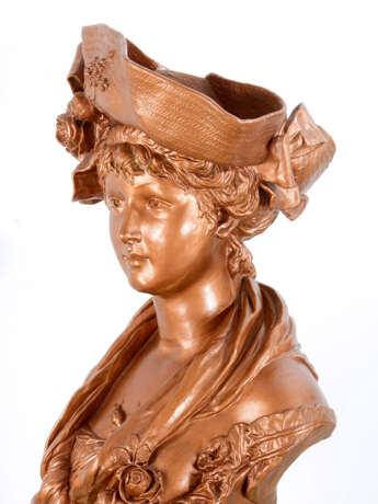 Belle Epoch Terracotta bust of Lady on spelter column painted, 19. century - фото 3