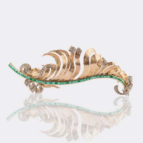 Große Vintage Blattbrosche mit Smaragd- und Brillant-Besatz. - photo 1