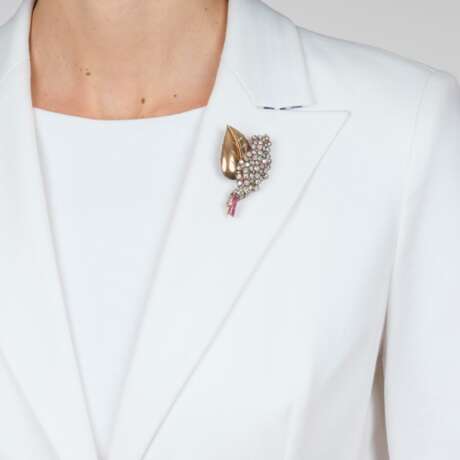 Art-déco Blüten-Brosche mit Diamanten und Rubinen. - photo 2