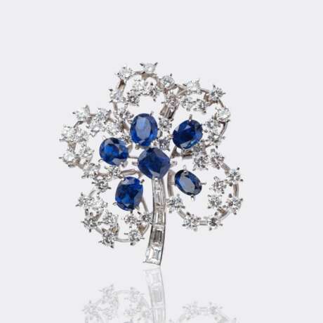 Juwelier Wilm. Außergewöhnliche Vintage Blüten-Brosche mit Diamanten und Saphiren. - фото 1