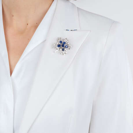 Juwelier Wilm. Außergewöhnliche Vintage Blüten-Brosche mit Diamanten und Saphiren. - фото 2