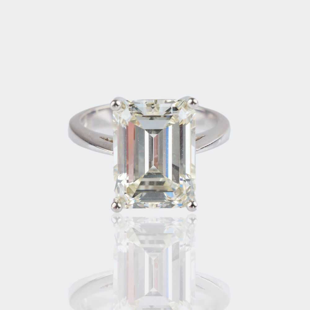 Juwelier Wilm. Spektakulärer Emerald Cut Diamant Ring.