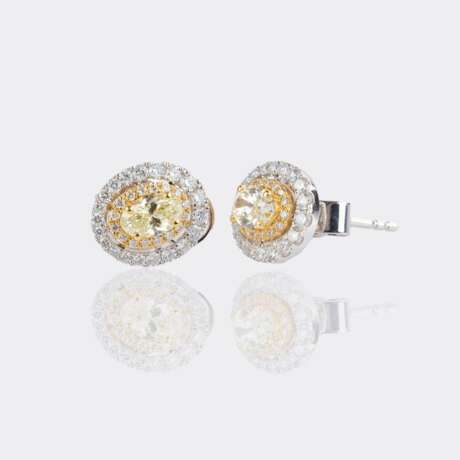Paar Fancy Diamant Ohrstecker in Ovalform. - photo 2