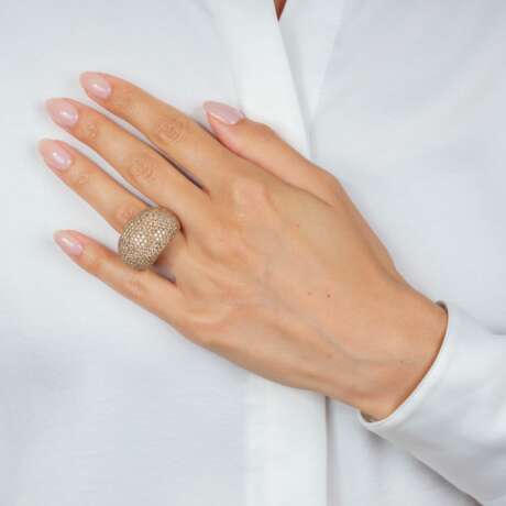 Hochkarätiger 'Bague bombée' Ring mit Fancy Diamanten. - photo 3