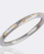 Catalogue des produits. Platin Armreif mit Brillant-Besatz.