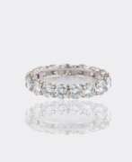 Catalogue des produits. Juwelier Wilm. Fein-weißer Memory Brillant Ring.