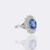 Hochfeiner natürlicher Saphir Ring mit Diamant-Besatz. - photo 2